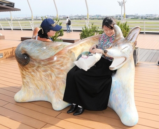 万博会場から移設されたオオカミ型ベンチ。現在は関西空港で展示されている＝６月、大阪（伊丹）空港