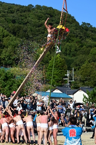 浜辺で伝統のバタカケを披露する氏子ら＝１１日午後、赤穂市坂越（撮影・中西幸大）