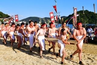 浜辺で伝統のバタカケを披露する氏子ら＝１１日午後、赤穂市坂越（撮影・中西幸大）