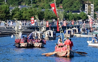神輿を乗せた船団＝１１日午後、赤穂市坂越（撮影・中西幸大）