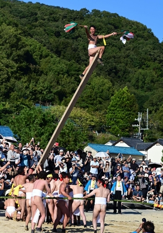 浜辺で伝統のバタカケを披露する氏子ら＝１１日午後、赤穂市坂越（撮影・中西幸大）