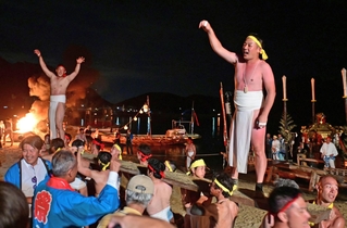浜辺で伝統のバタカケを披露する氏子ら＝１１日夜、赤穂市坂越（撮影・中西幸大）