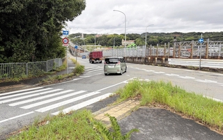 全国で人身事故が最多だった県道合流地点＝９月１１日午前、神戸市西区糀台６