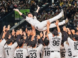 セ・リーグ連覇後、甲子園球場に戻って選手らに胴上げされる阪神タイガースの藤川球児監督＝６日、西宮市