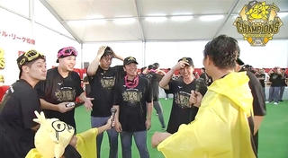 ビールかけ動画の一場面。かつての同僚、北條史也さん（右端）を見ながら笑みを浮かべる阪神の「兵庫５人衆」（サンテレビのユーチューブから）