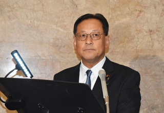 議員会館での政治資金パーティー開催について釈明する関芳弘文部科学相＝１３日午前、国会内