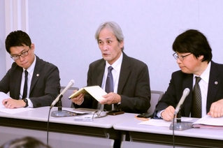 控訴審の弁論を終え、会見する堤敏さん（中央）＝１３日午後、大阪市北区