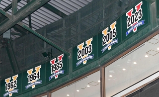 優勝パネルが設置されている甲子園球場。１リーグ時代の優勝年の表示はない＝２０２３年１１月、西宮市