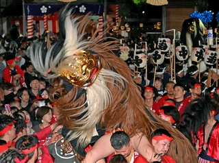 境内で激しい舞を披露する毛獅子＝１４日夜、姫路市大塩町汐咲１、大塩天満宮（撮影・斎藤雅志）
