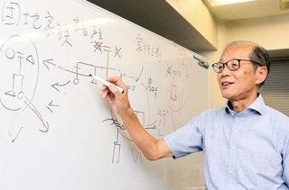 家族の移り変わりを解説する早稲田大の池岡義孝名誉教授＝東京都新宿区戸塚町１