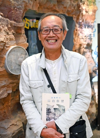化石発見当時の様子を振り返る馬場正男さん＝１５日午前、兵庫県新温泉町千谷、おもしろ昆虫化石館