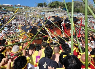 多くの観衆が見守る中で、激しくぶつけ合う３基の神輿＝１５日午後、姫路市白浜町（撮影・大山伸一郎）