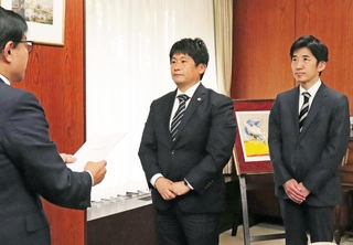 姫路市の清元秀泰市長（左）に調査報告書を提出した市いじめ問題再調査委員会の委員＝１６日午後、姫路市役所（撮影・真鍋　愛）