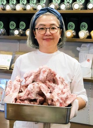 質の良い動物の骨でボーンブロスを製造する石本雅代さん＝西宮市甲子園網引町