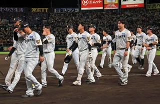 ４連敗で日本シリーズ進出を逃し、肩を落として引き揚げる阪神ナイン＝１７日午後、西宮市の甲子園球場（撮影・丸山桃奈）