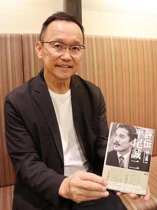 平尾誠二さんとの思い出や執筆の経緯を語る村上晃一さん＝京都市内