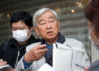 尼崎ＪＲ脱線事故の車両保存施設に関する説明会に参加した浅野弥三一さん＝２０２２年１１月、伊丹市中央６