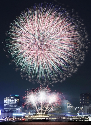 神戸港の夜空を彩る花火＝１９日午後、神戸市中央区港島２、ポートアイランド北公園（撮影・鈴木雅之）