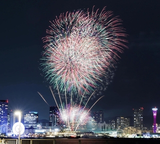 神戸港の夜空を彩る花火＝１９日午後、神戸市中央区港島２、ポートアイランド北公園（撮影・鈴木雅之）