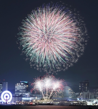 神戸港の夜空を彩る花火＝１９日午後、神戸市中央区港島２、ポートアイランド北公園（撮影・鈴木雅之）
