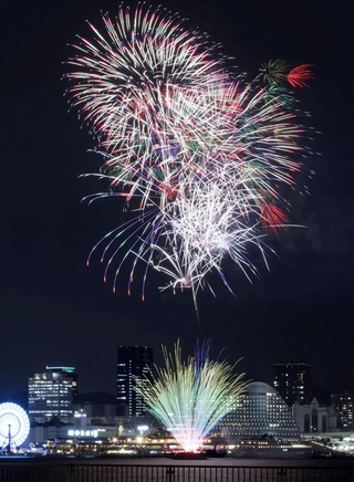 神戸港の夜空を彩る花火＝１９日午後、神戸市中央区港島２、ポートアイランド北公園（撮影・鈴木雅之）