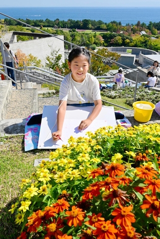 思い思いに草花や風景を描く子どもら＝淡路市夢舞台