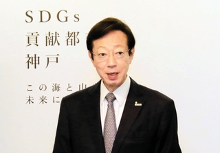 定例会見で話す神戸市の久元喜造市長＝20日、神戸市役所