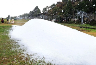 ゲレンデに積もっていく人工雪＝２０日午前、神戸市灘区六甲山町（撮影・吉田敦史）