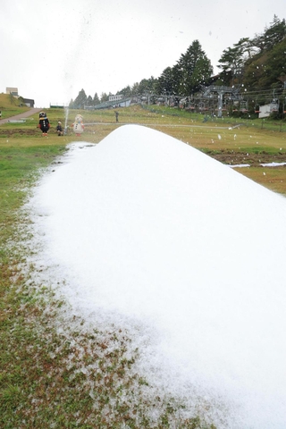 ゲレンデに積もっていく人工雪＝２０日午前、神戸市灘区六甲山町、六甲山スノーパーク（撮影・吉田敦史）