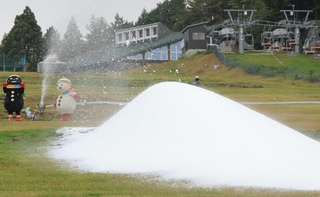 ゲレンデに積もっていく人工雪＝２０日午前、神戸市灘区六甲山町（撮影・吉田敦史）
