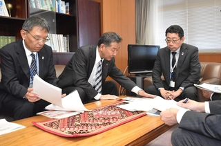 寺田吉道国土交通審議官（右端）に現状を説明する仲田一彦三木市長（中央）ら＝東京都千代田区