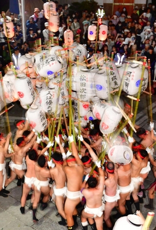ちょうちんを激しくぶつけ合う氏子たち＝２１日夜、姫路市網干区宮内（撮影・中西幸大）