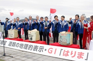 播磨国風土記ゆかりの酒造りを再現しようと、酵母菌を採取する酒蔵関係者ら＝２０１３年７月、宍粟市一宮町の庭田神社