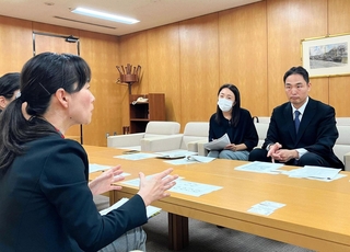 認定基準の明確化などを求め、兵庫県の担当者に要望書を提出した県保険医協会の会員医師（右）ら＝県庁