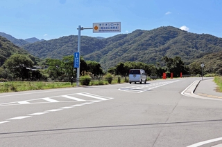 今年３月に全線開通したオニオンロード。農産物を運ぶトラックや地域住民の乗用車が走る＝洲本市千草乙