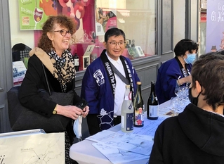 屋外イベントでＧＩはりまをＰＲする、はりま酒文化ツーリズム協議会の田中康博会長（中央）＝２０２１年１０月、フランス・ボルドー地方（提供）