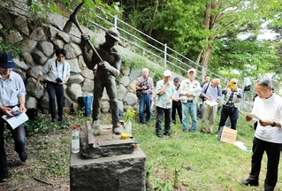 慰霊碑の建立から３０年。今年も追悼行事が開かれた＝神戸市兵庫区会下山町１