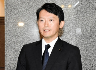 自身の給与を減額する改正条例案について、５度目の継続審議が決まり受け止めを述べる斎藤元彦知事＝２３日午後、神戸市中央区、兵庫県公館