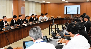 ＰＨＰ問題を受けて、対応状況や今後の対策が議論された緊急幹部会議＝２３日午後、神戸市中央区、兵庫県庁