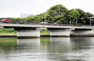 粗雑施工が見つかった汐見橋＝姫路市広畑区（兵庫県提供）