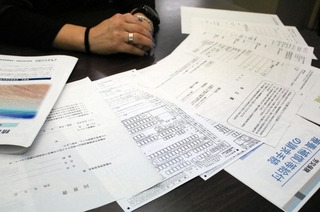 職場での人間関係に悩んで会社を辞めた女性。労災認定のハードルが高く、請求をあきらめた＝神戸市内