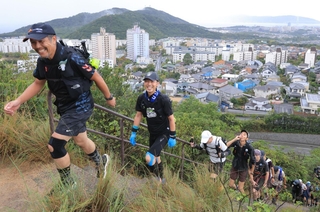 一歩ずつ踏みしめて階段を上る参加者＝神戸市須磨区東須磨（撮影・吉田敦史）
