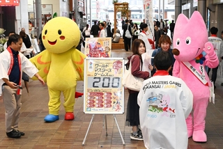 通行人にワールドマスターズゲームズ２０２７関西の開催前２００日をＰＲするマスコットキャラクターら＝２６日午後、神戸市中央区三宮町１（撮影・斎藤雅志）