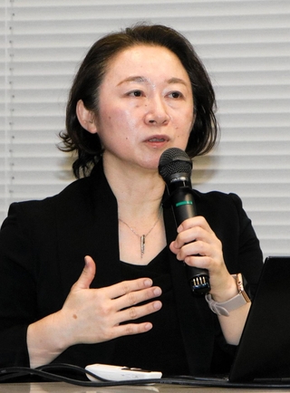 子どもへの性暴力対策について話す小笠原和美さん＝東京都千代田区