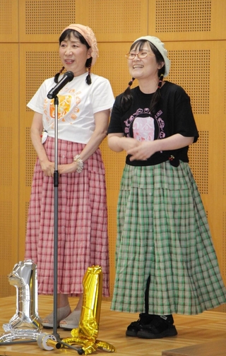 がんの経験をネタに、漫才を披露する「さくらんぼ」の（右から）森野くるみさんと楠部知子さん＝神戸市中央区橘通３、市立婦人会館