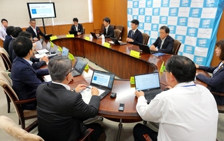 中央こども家庭センターの建て替えなどで議論を交わす県幹部ら＝県庁