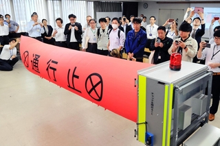 空気で円筒形のバルーンが膨らむ「エアー遮断機」の実演もあった＝２７日午後、神戸市教育会館