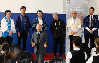 フランス各地で「ＧＩはりま」をＰＲした酒蔵の生産者ら＝９月１８日、パリ市内