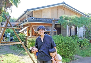 温かみを残しつつ古民家を改修したハタと西谷聡汰さん＝いずれも神戸市須磨区多井畑山神＝神戸市須磨区多井畑山神
