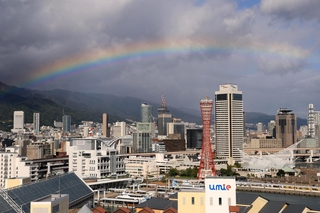 ポートタワー上空にかかる虹＝２８日午後、神戸市中央区東川崎町１から